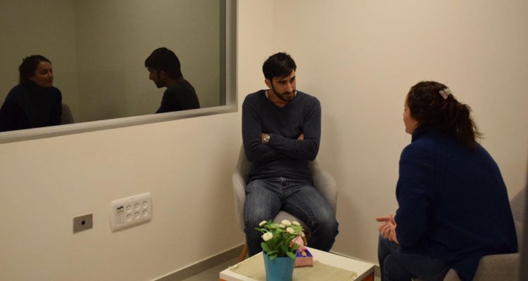 Simulations with simulated patients to promote communication skills